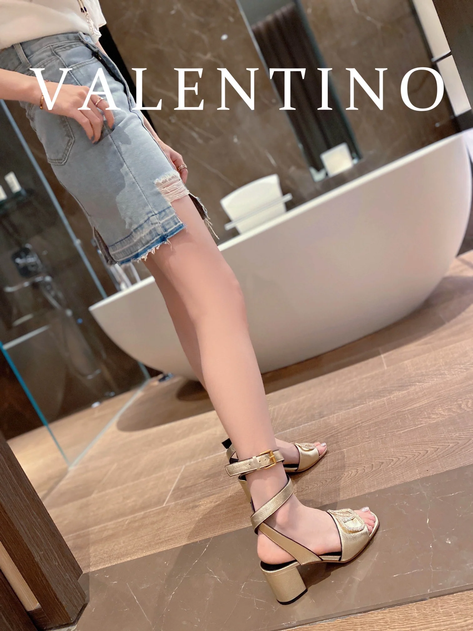 Valentino - Золотые сандалии на массивном каблуке