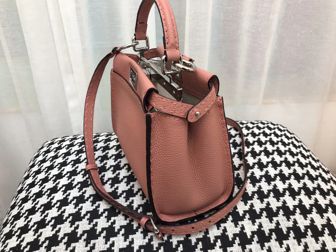 Мини-сумочка Fendi Peekaboo из розовой кожи