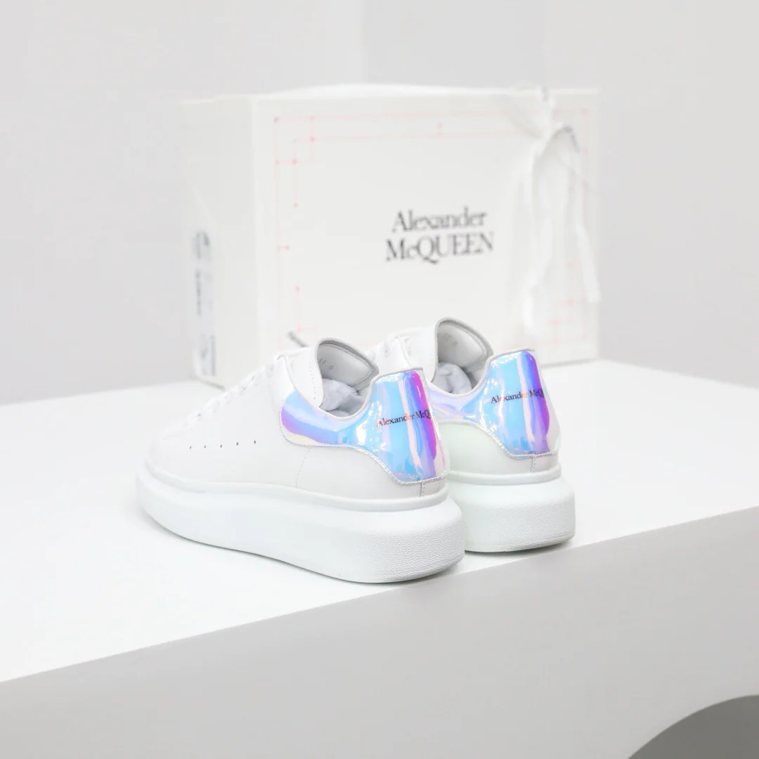 Классические белые кроссовки McQueen - светоотражающие, сине-розовые