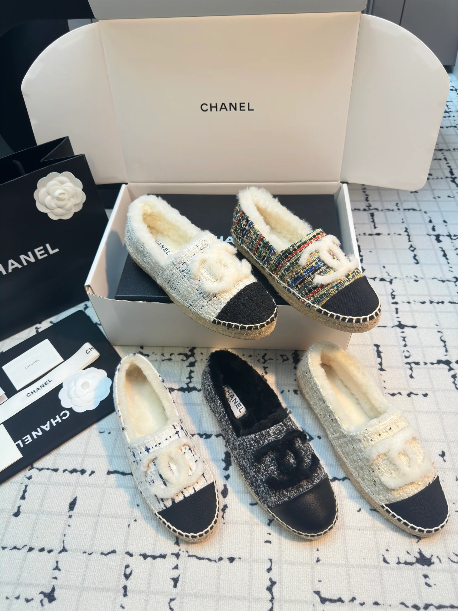 Двухцветные рыбацкие туфли Chanel 2024 — изображение из коллекции