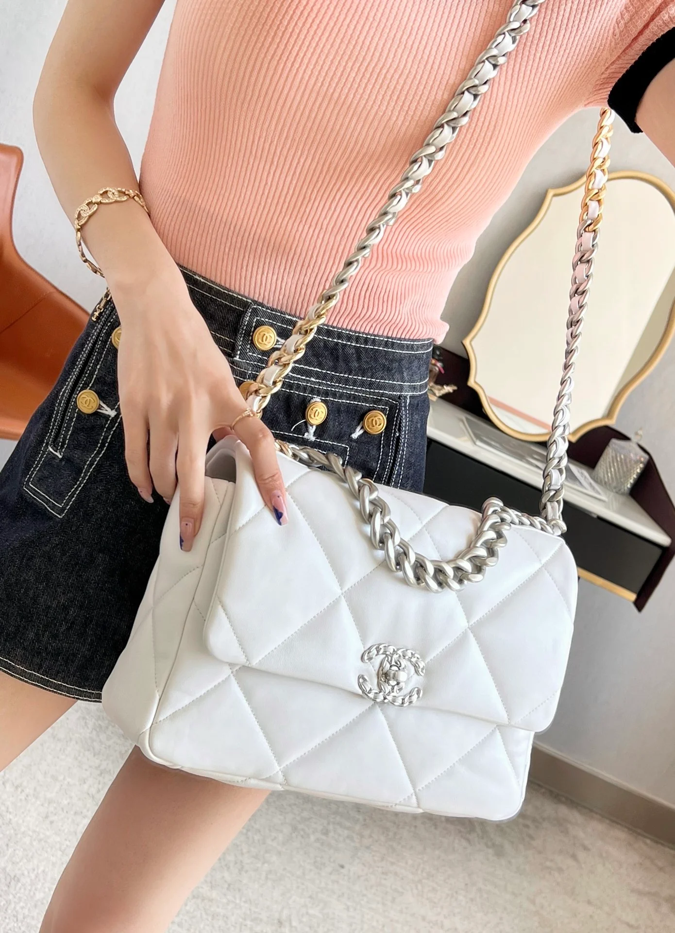 Сумка Chanel 19 — белая с серебристой фурнитурой — средний размер — на фото в ношении.