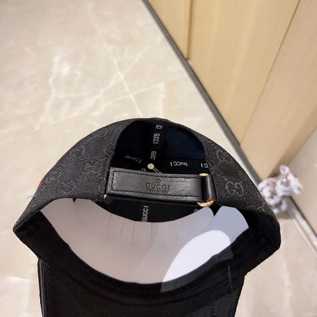 Новинка сезона весна/лето 2023 от Gucci - бейсболка с кожаной этикеткой Monogram - черная.