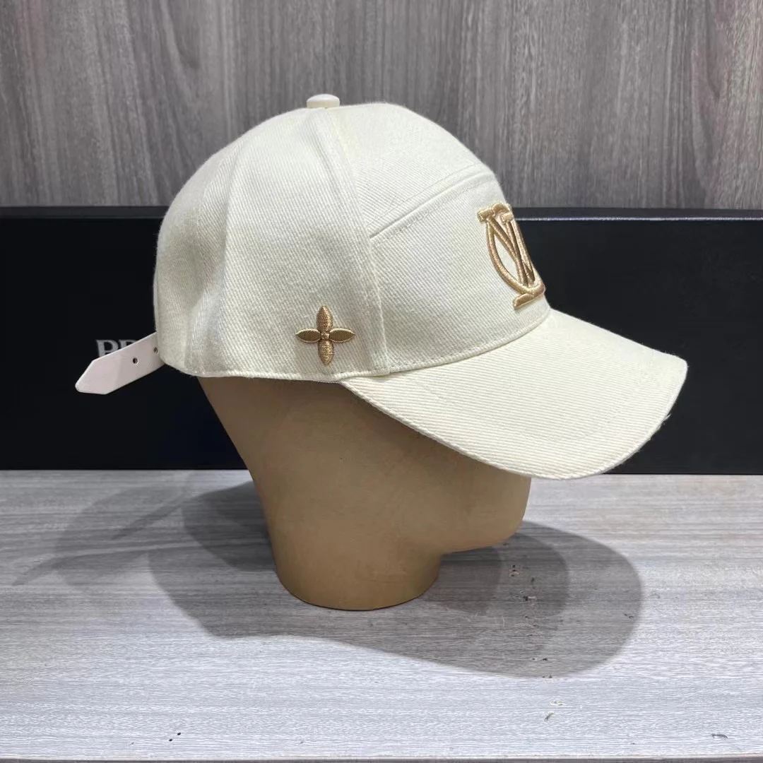 Бейсболка LV с вышивкой - 1
