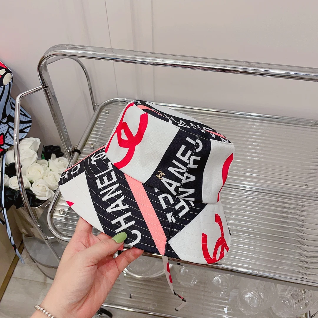 Лимитированная серия Chanel 2022 года: рыбацкая шляпа с граффити.