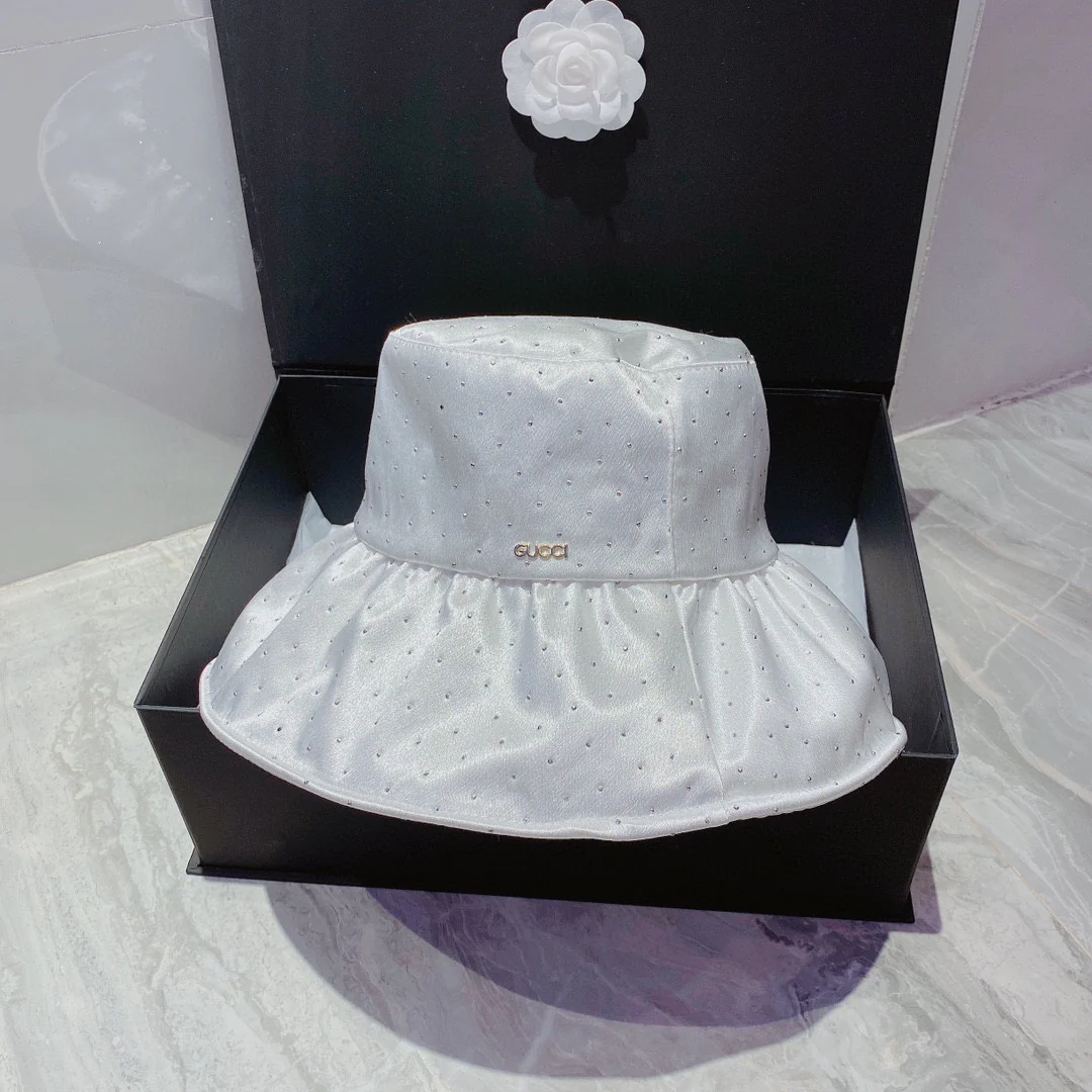 Атласная панама Gucci — высококачественные стразы, закрепленные методом термофиксации — регулируемая, складная, удобная для переноски.