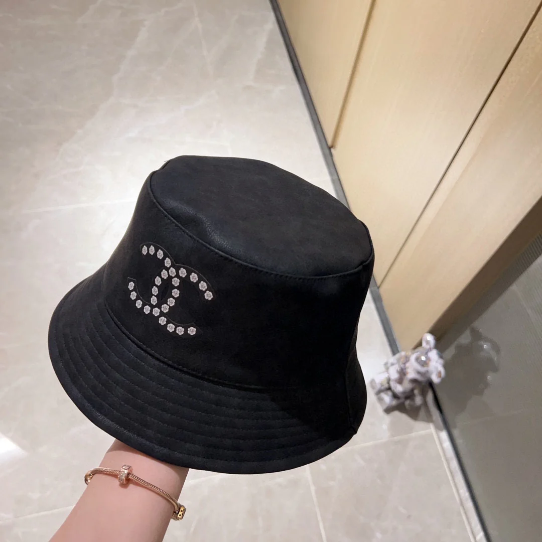 Новая кожаная рыбацкая шляпа Chanel из коллекции Pre-Fall 2023 — черная.