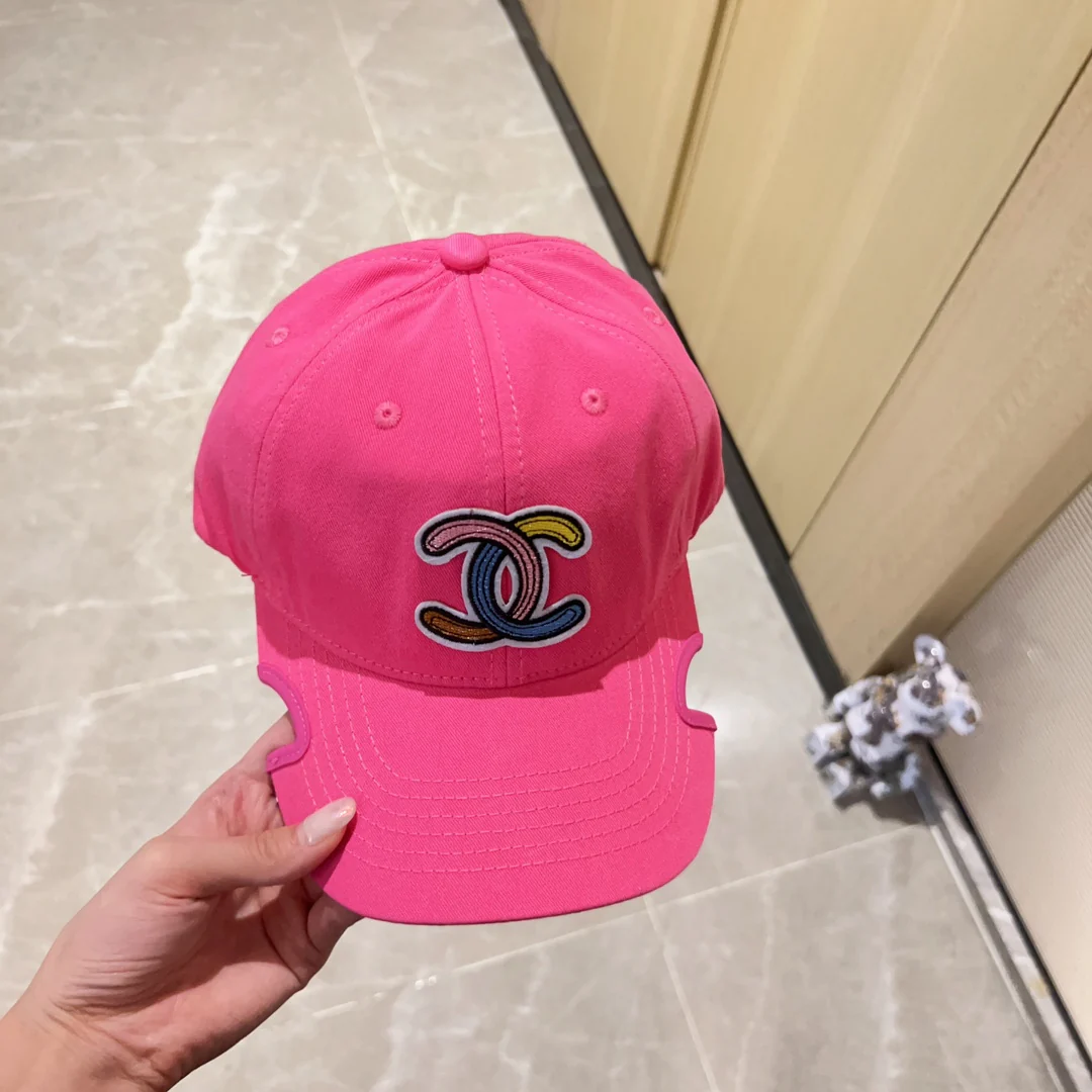 Новинка сезона весна/лето 2023 от Chanel - Бейсболка с неровным козырьком - Розовая