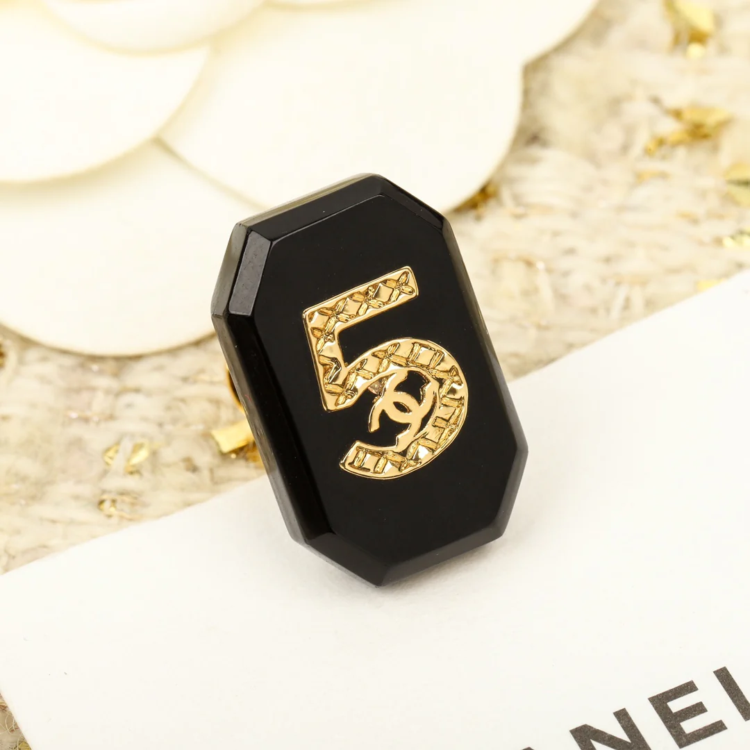 Брошь Chanel 151