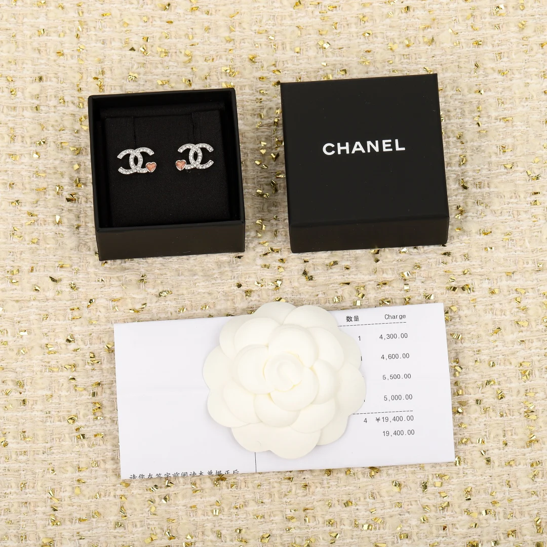 Chanel - Розовые серьги в форме сердца с двойной буквой С (25 пенсов)