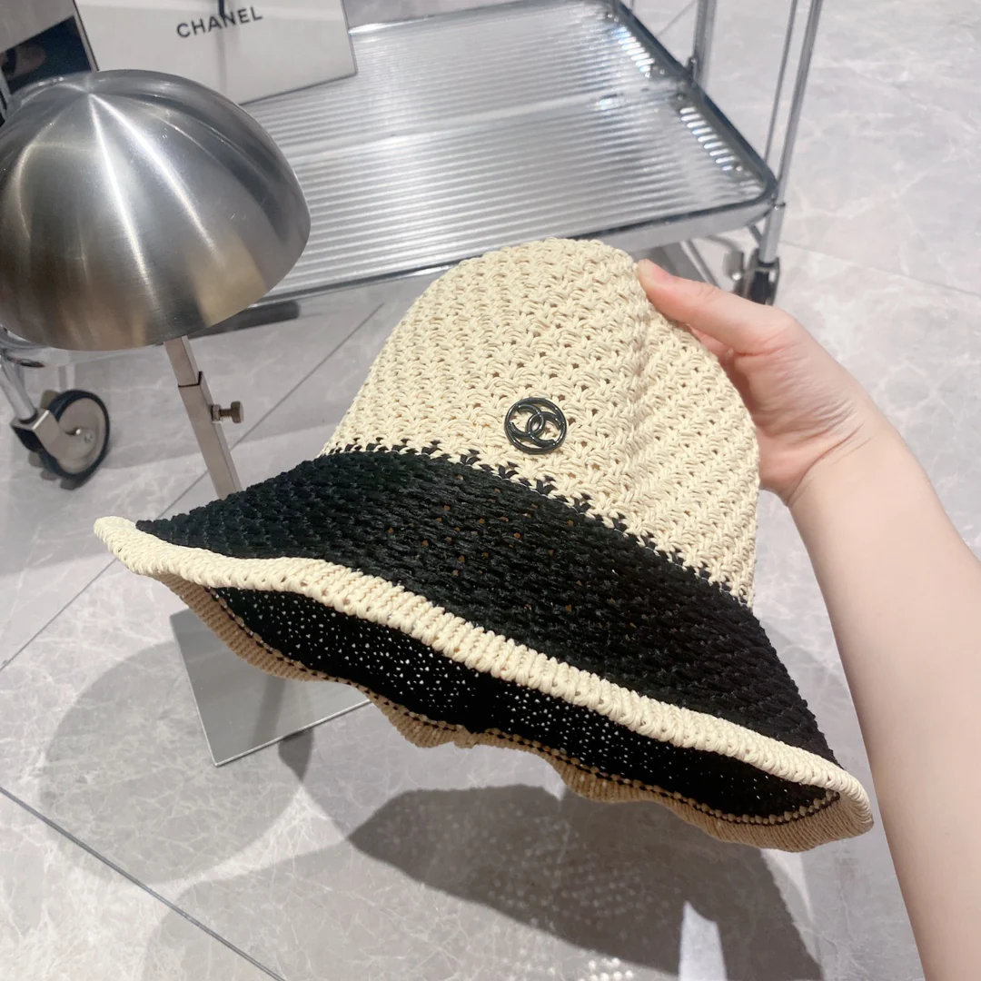 Соломенная рыбацкая шляпа Chanel - белая