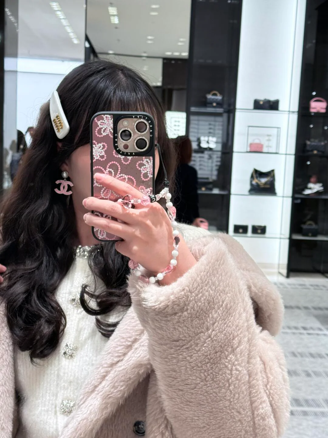 Серьги-подвески Chanel 25p с жемчугом, каплями и двойной буквой С — черно-розовые.