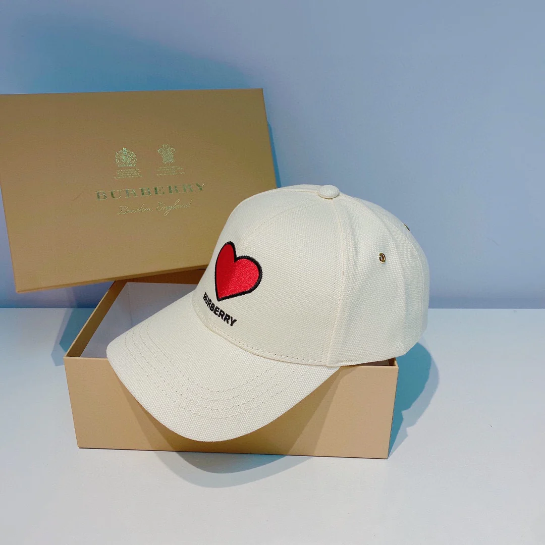 Burberry - Бейсболка с вышитым сердцем