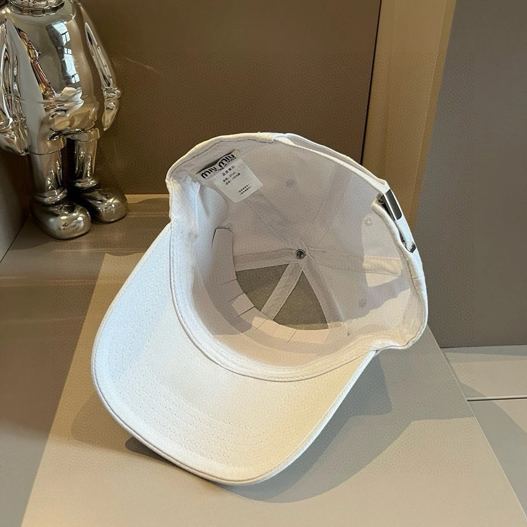 Бейсболка Miu Miu с вышитой надписью - унисекс - белая