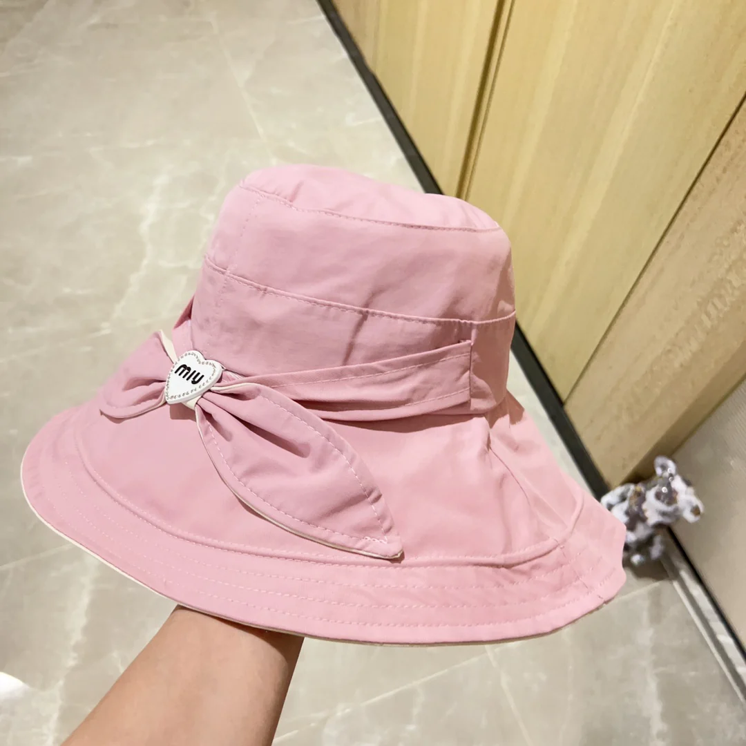 Новинка весны/лета Miu Miu 2023 — широкополая рыбацкая шляпа с бабочкой.