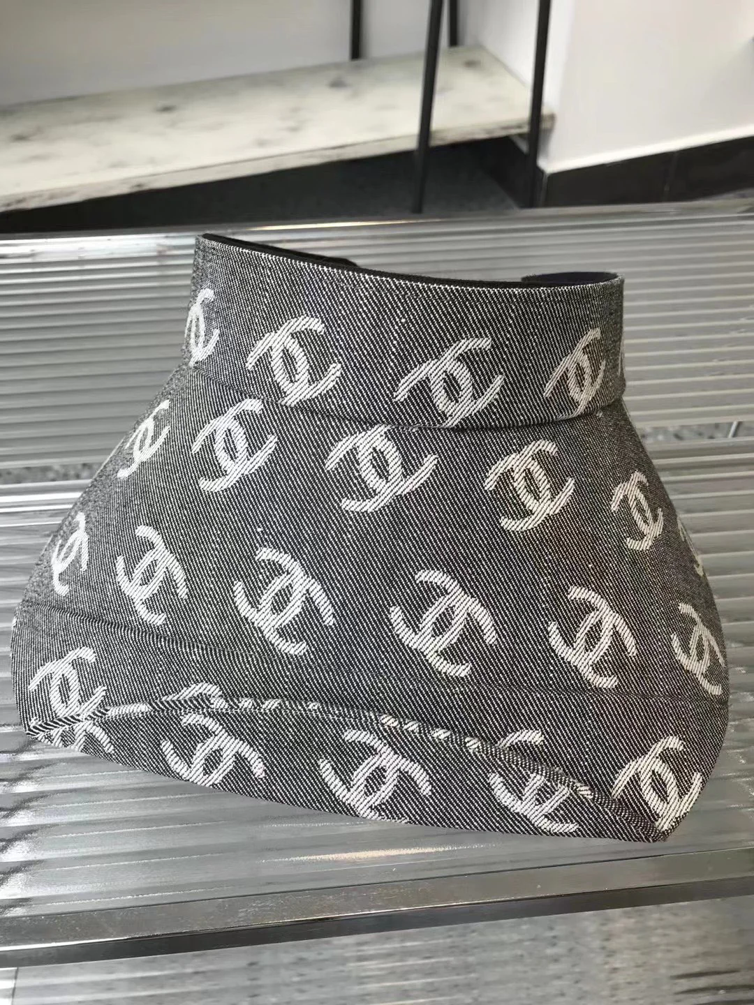 Новинка сезона весна/лето 2023 от Chanel - Солнцезащитная шляпа с открытым верхом - 1