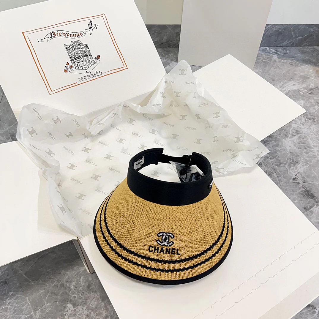 Плетеная солнцезащитная шляпа Chanel из новой летней коллекции 2024 года - цвет хаки.