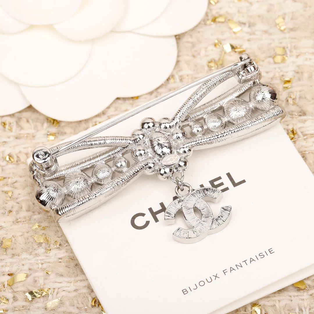 Брошь Chanel 127