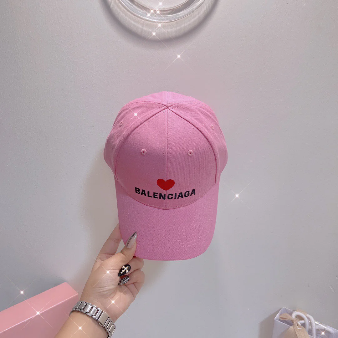 Бейсболка Balenciaga с вышитым сердцем — в том же стиле, что и на официальном сайте.