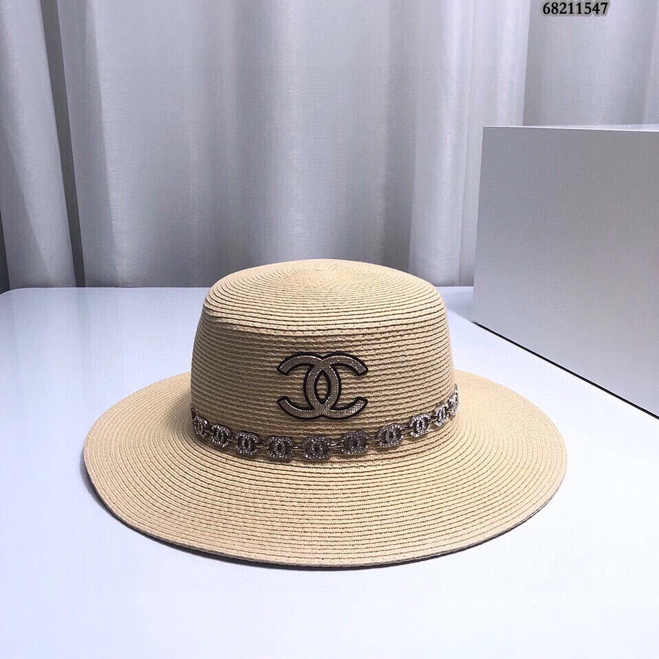 Новая соломенная шляпа Chanel 2022 года - абрикосового цвета.