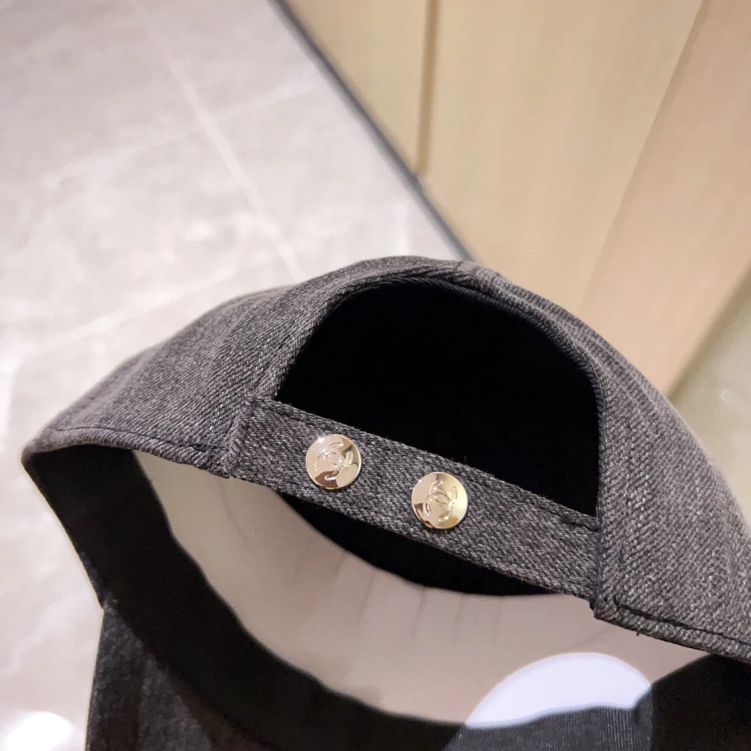 Новинка сезона весна/лето 2023 от Chanel - Вышитая кепка/Сферическая кепка - Железно-серый