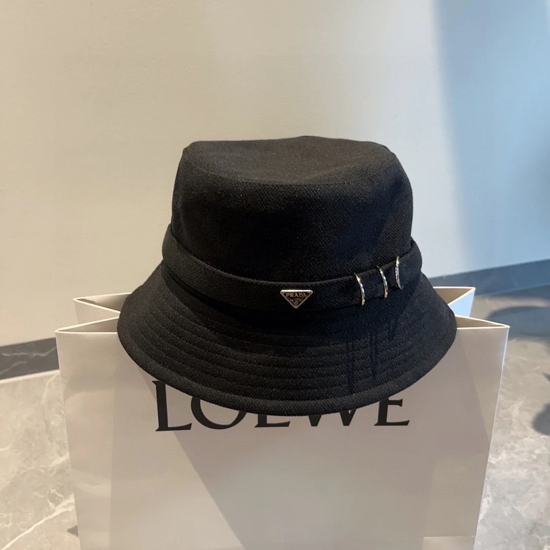 Новая панама Prada с пряжкой, коллекция осень/зима - черная.