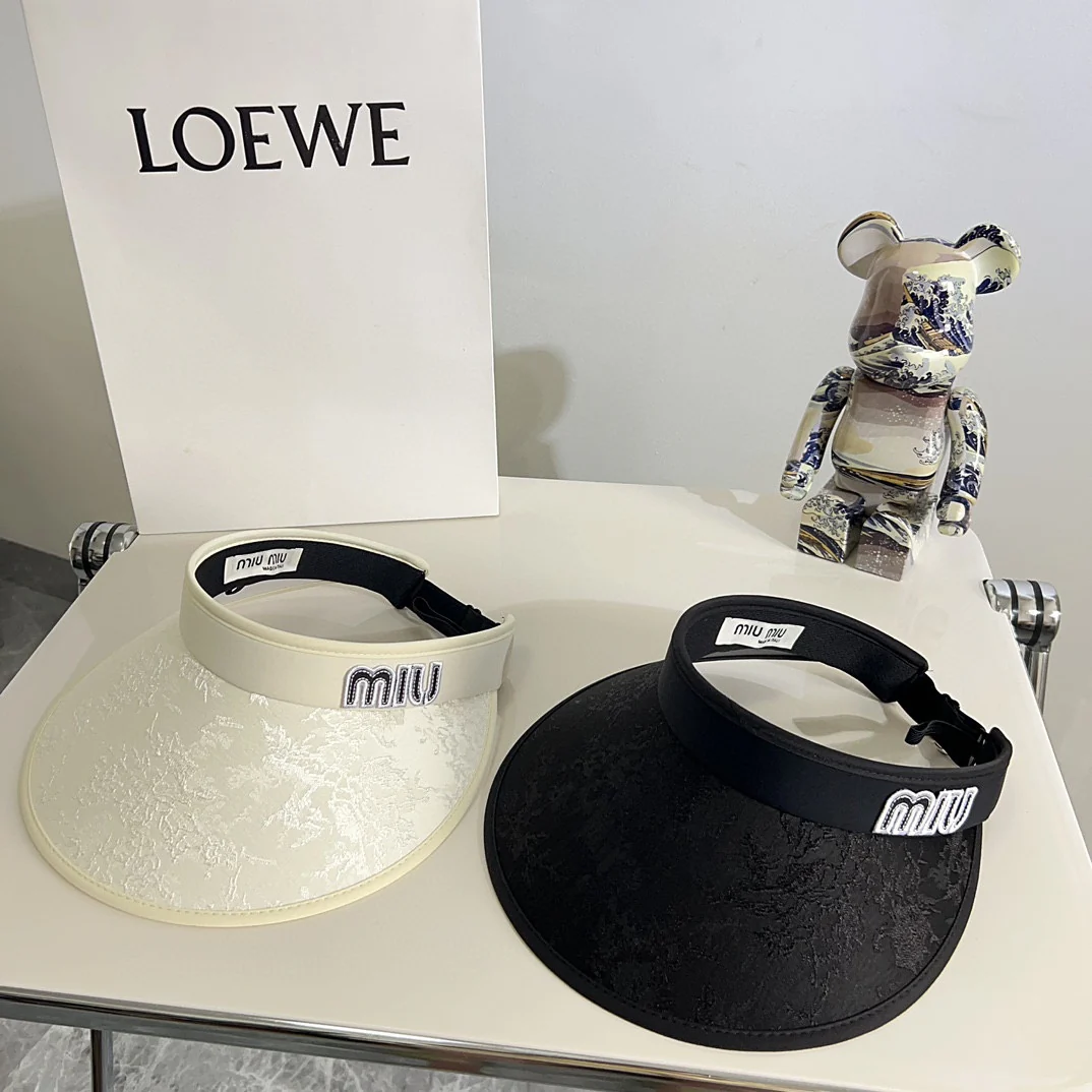 Новая летняя солнцезащитная шляпа Miu Miu 2024 с китайским узором - белая.