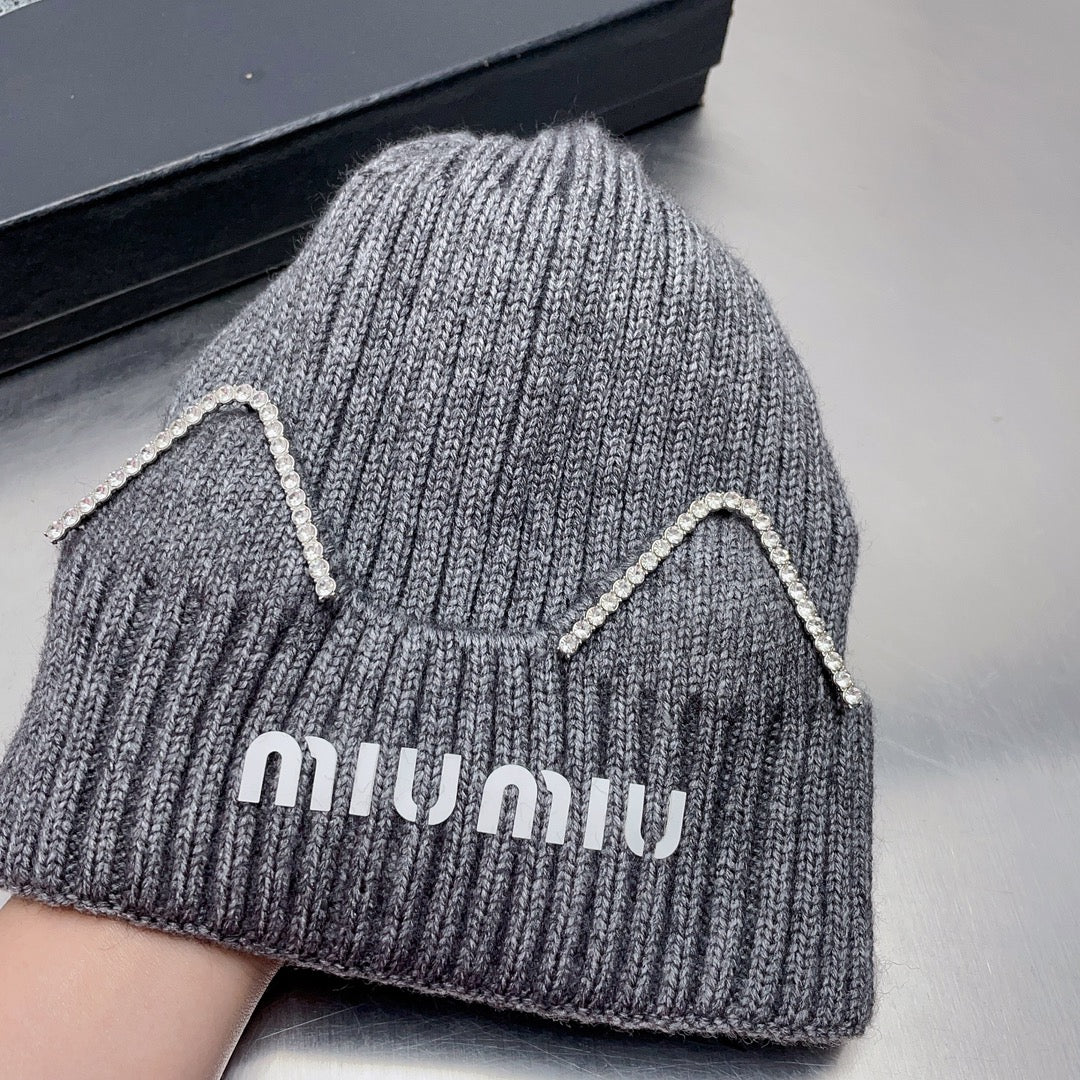 Вязаная шапка Miu Miu с кошачьими ушками.