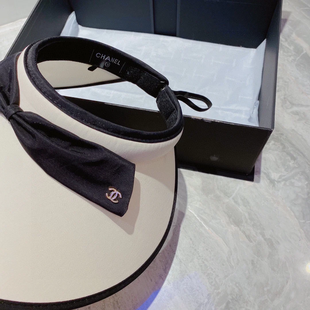 Солнцезащитная шляпа Chanel с открытым верхом и черно-белым бантом