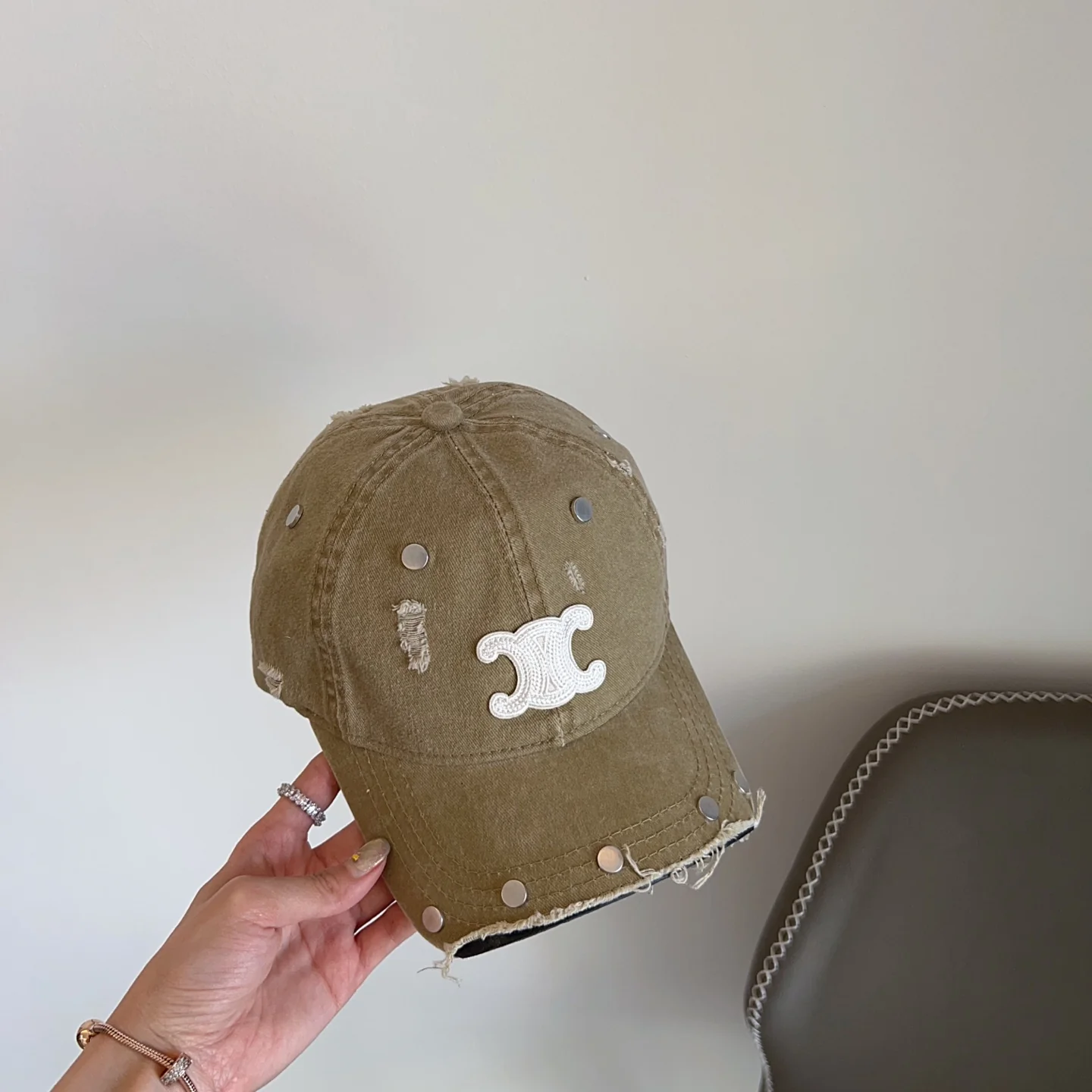 Бейсболка Celine 2025 New Studded Rivet Brushed Baseball Cap - оливково-зеленая