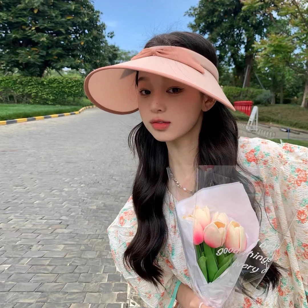 Chanel - Солнцезащитная шляпа с открытым верхом и бантом конфетного цвета