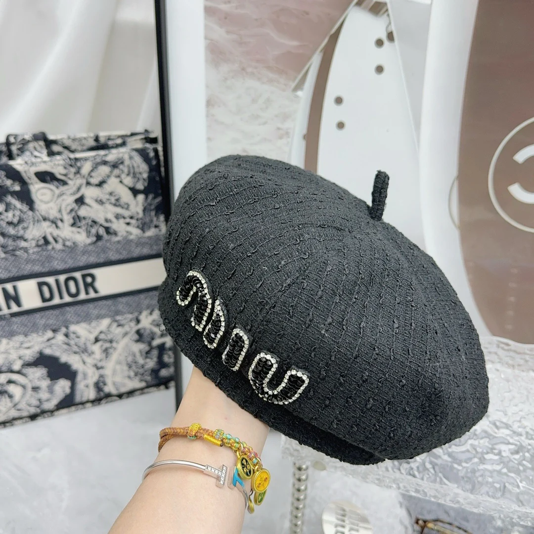 Берет Miu Miu с пайетками - черный