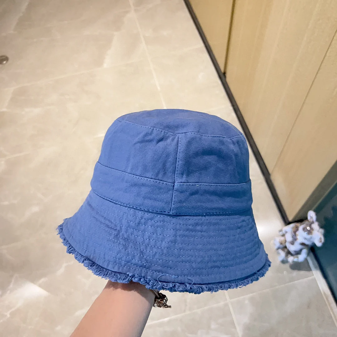 Новинка сезона весна/лето 2023 от Prada - джинсовая панама с кисточками.