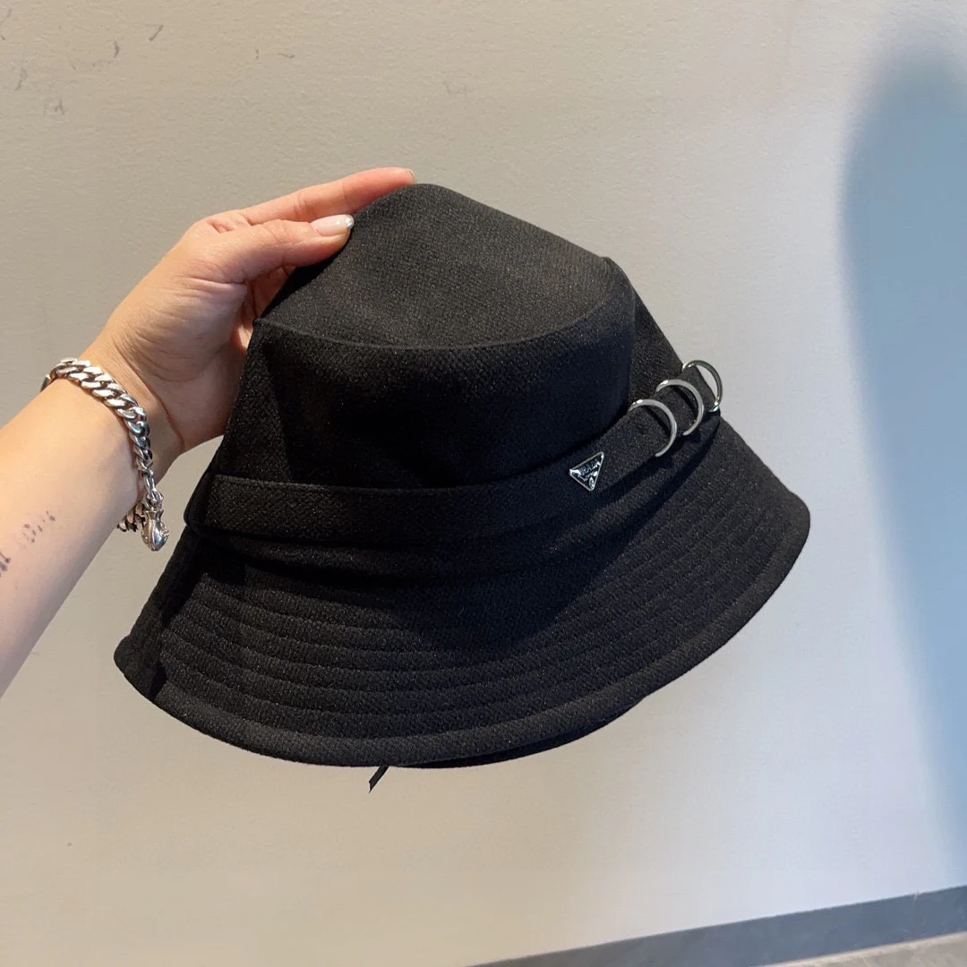 Новая панама Prada с пряжкой, коллекция осень/зима - черная.
