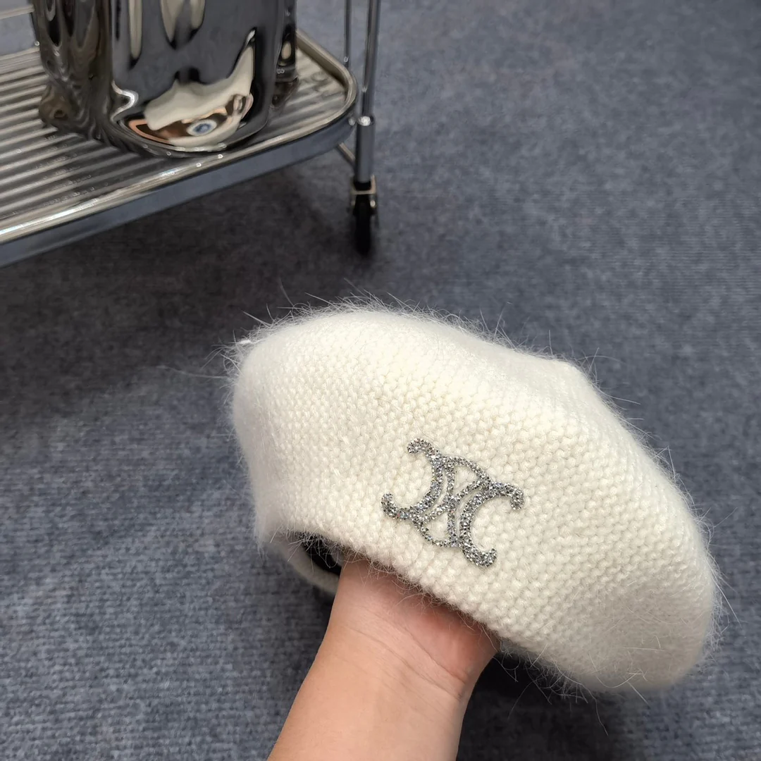 Celine - Новая шапка Triumph из мягкого кроличьего меха