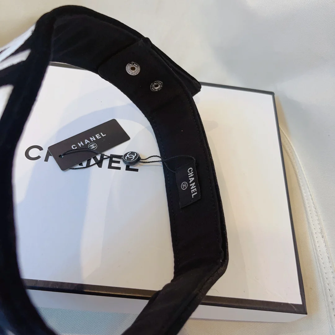 Новинка осенней коллекции Chanel 2023 — Солнцезащитный козырек с открытым верхом — Черный