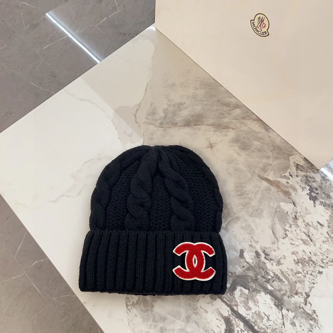 Вязаная шапка Chanel с косами - черная