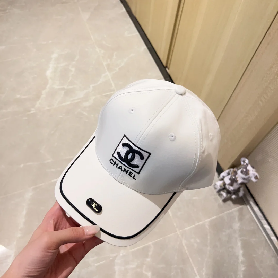 Новинка сезона весна/лето 2023 от Chanel - бейсболка - белая