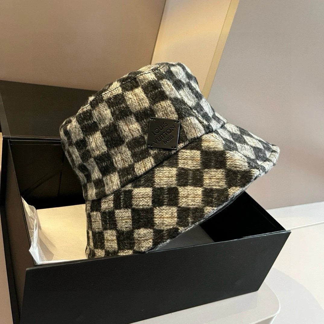 Рыбацкая шляпа в клетку LV