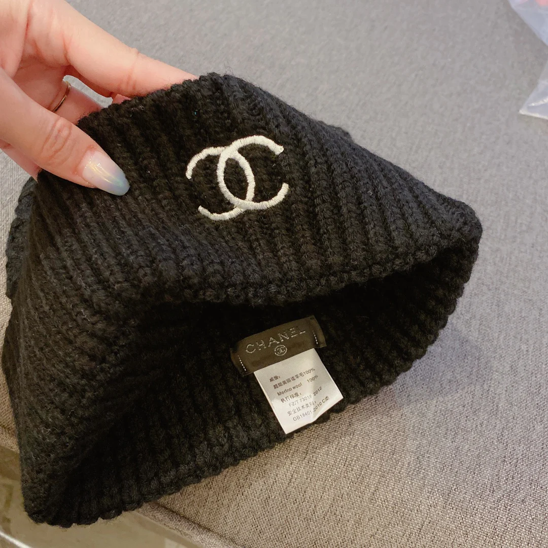 Chanel - Комплект из шерстяной вязаной шапки и шарфа - Черный