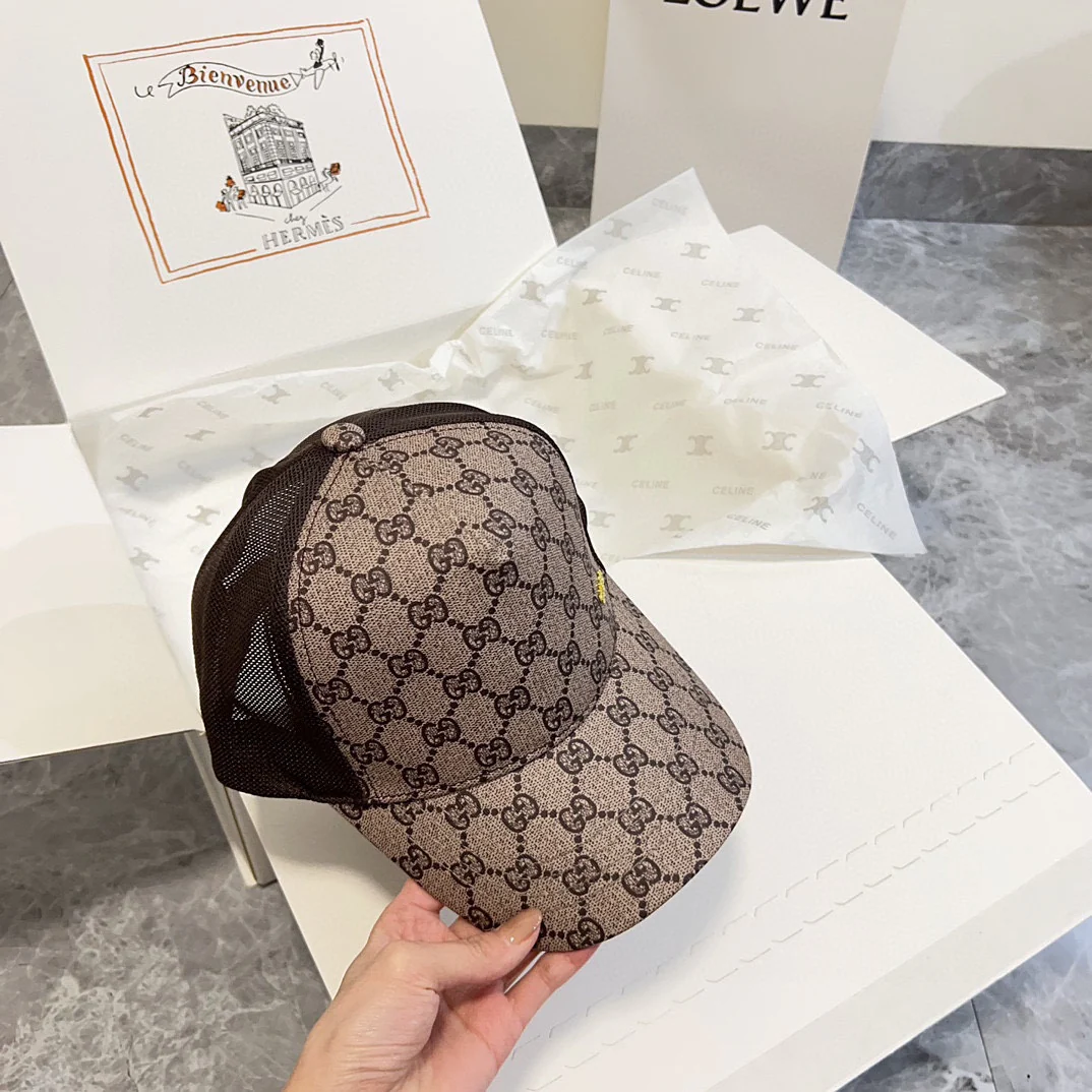 Новая перфорированная бейсболка Gucci весна/лето 2024 — кофейно-коричневая.