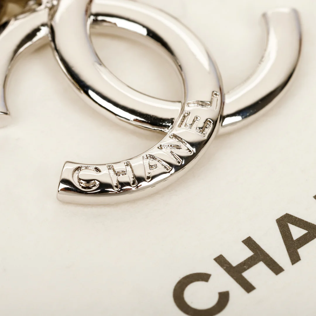 Chanel - Серьги в виде двойной буквы С из полированного черного серебра, 25 пенсов