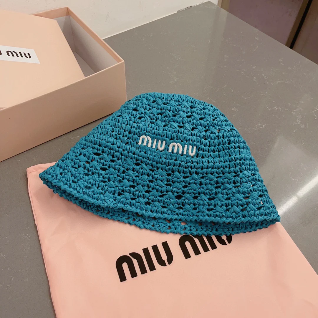 Новинка весны/лета Miu Miu 2023 — вязаная крючком рыбацкая шапка — синяя.