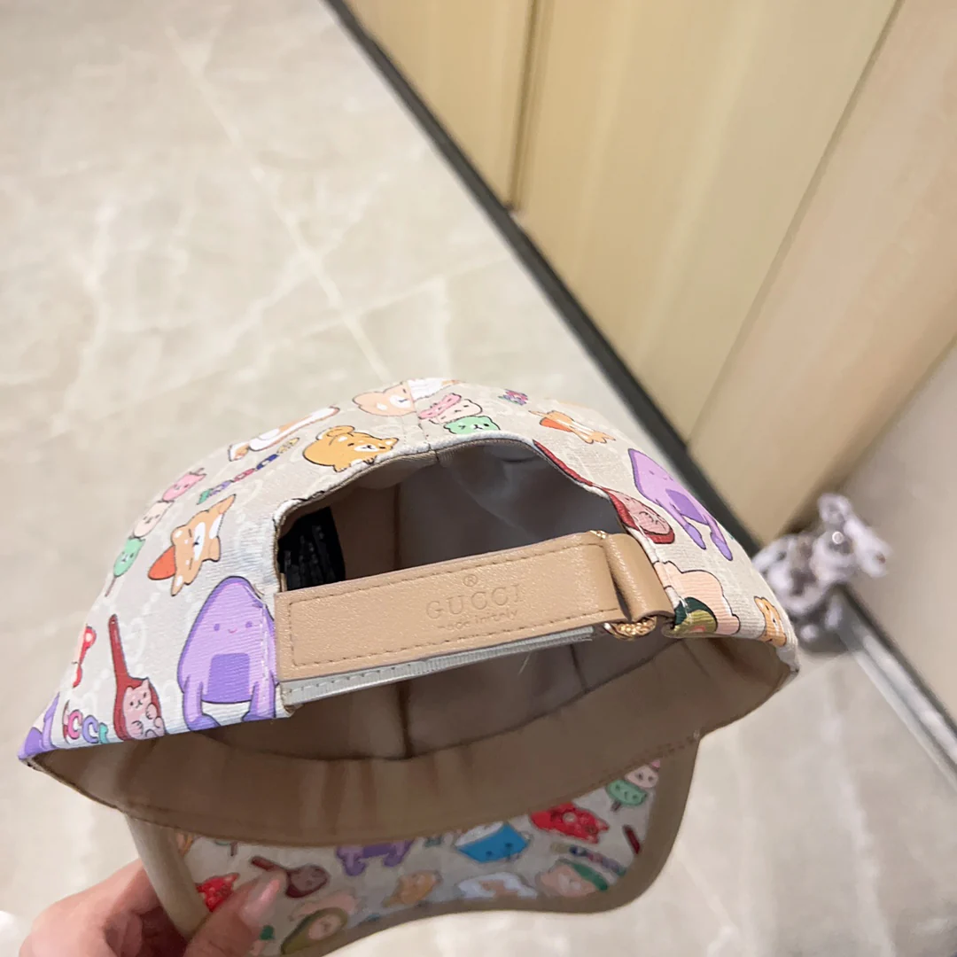 Новинка сезона весна/лето 2023 от Gucci - бейсболка с кожаной отделкой - белая.