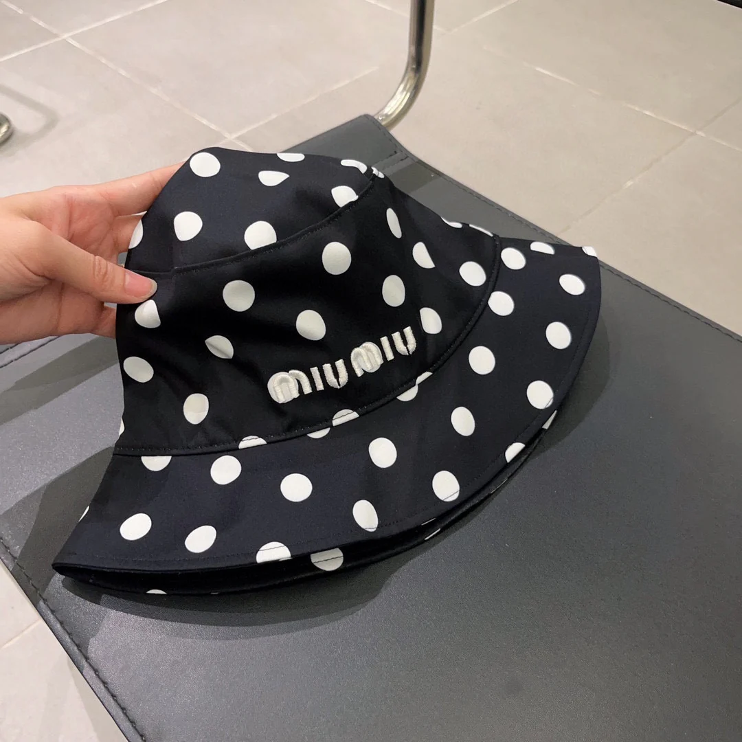 Miu Miu - Новая хлопковая рыбацкая шляпа в горошек - Черная
