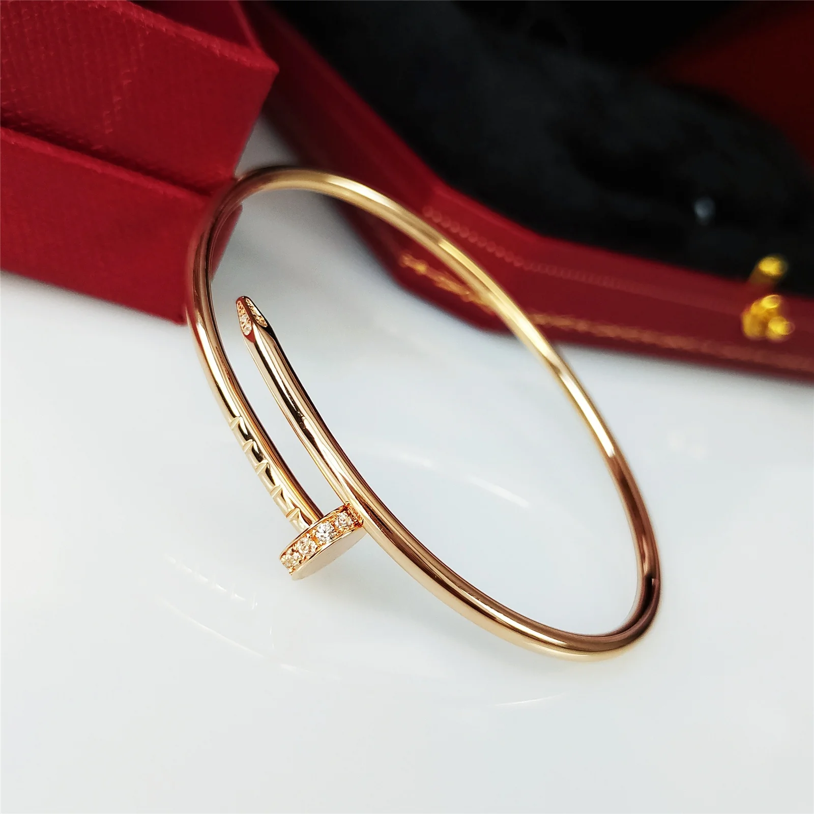 Браслет Cartier ?Гвоздика? — розовое золото с бриллиантами в половинках бриллиантов.