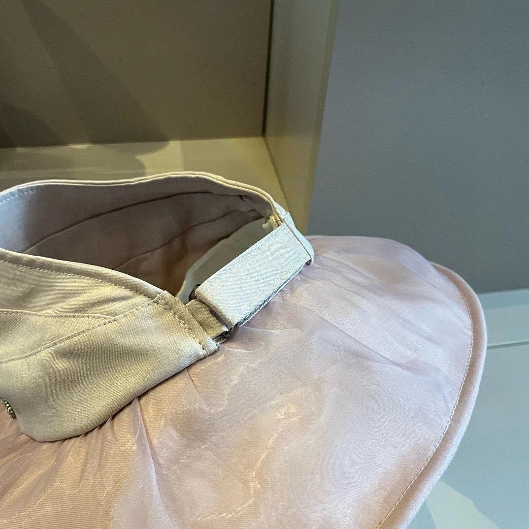 Новая элегантная и свежая солнцезащитная шляпа Miu Miu 2024 года — розовая.