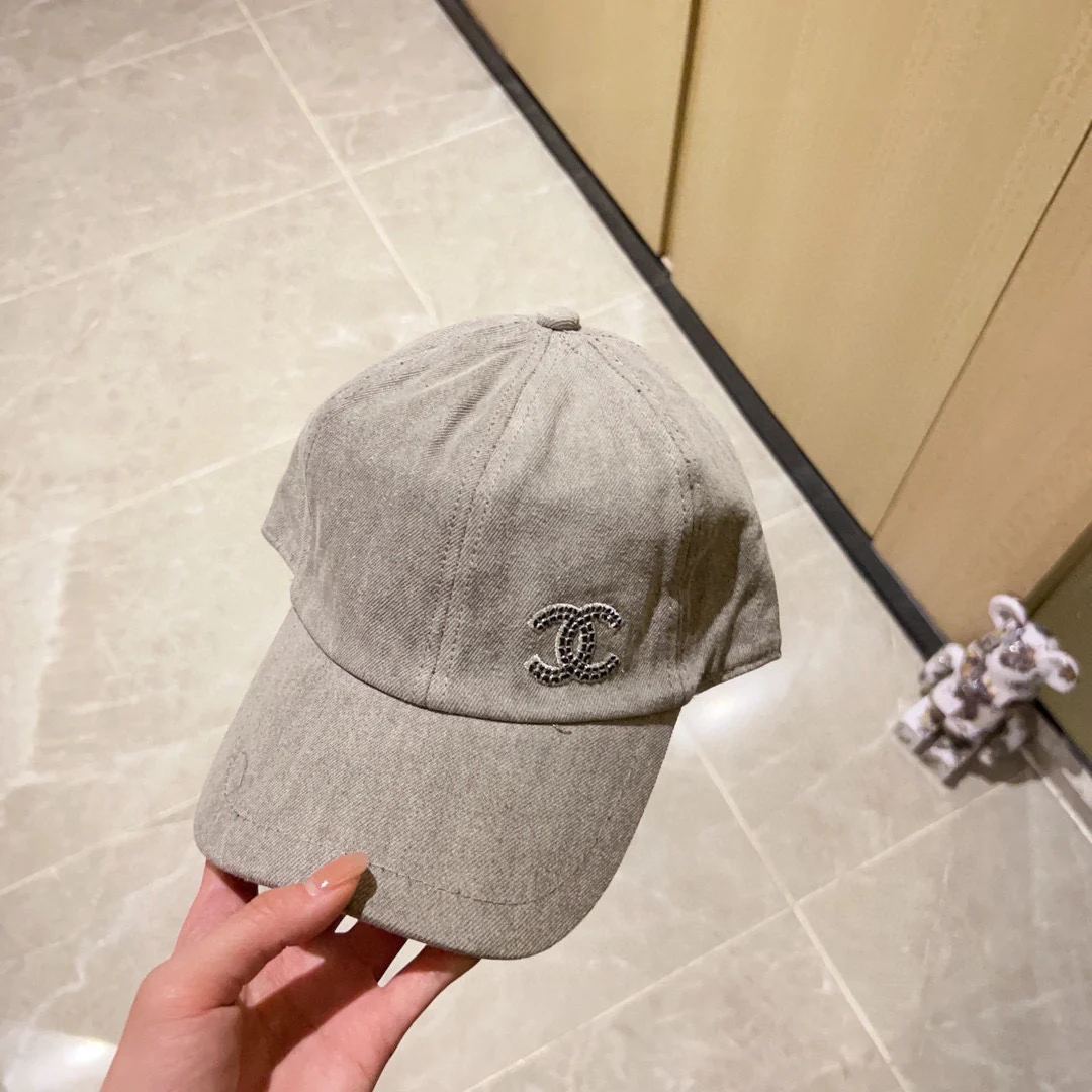 Новая минималистичная бейсболка Chanel 2023 с вышивкой - бежевая.