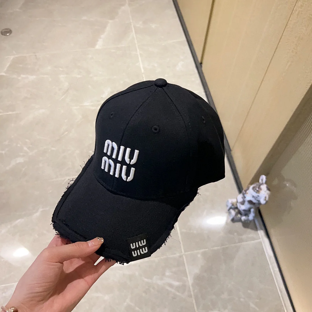 Новая бейсболка Miu Miu 2023 с вышивкой и рваными элементами - черная.