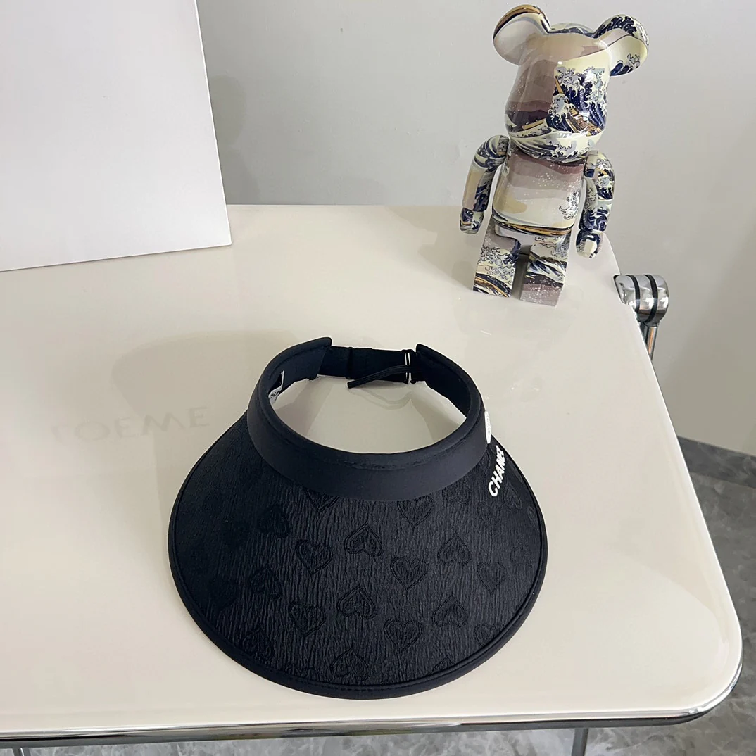 Новая летняя солнцезащитная шляпа Chanel 2024 с цветочным принтом и сердечком - черная.