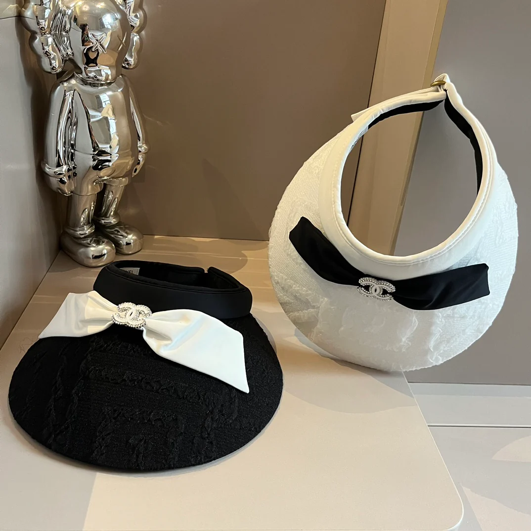 Солнцезащитная шляпа Chanel с кружевом и стразами - белая.